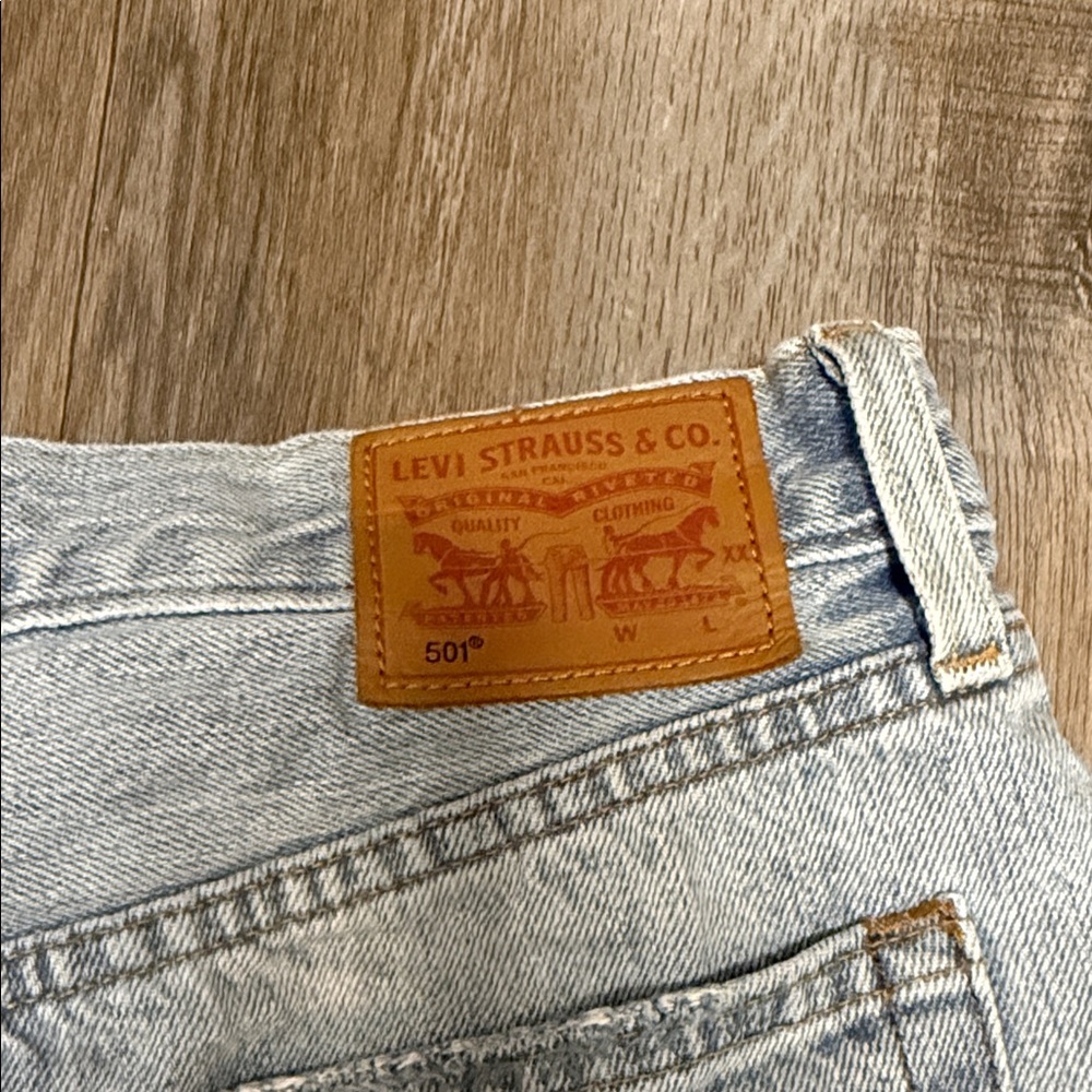 Women’s Levi’s 501 Light Blue Distressed cutoff Denim Shorts 28x2.5 - Picture 4 of 5